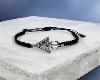 Ręcznie robiona bransoletka z czarnego sznurka w stylu marokańskim z zawieszką w kształcie trójkąta berberyjskiego – etniczna biżuteria w kolorze srebrnym