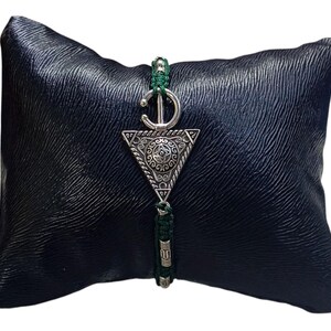 Amazigh Silver Triangelarmband – Handgjorda smycken i rostfritt stål med grönt snöre. Gratis gåva ingår.