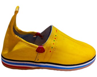 Babouche marroquí de piel hecha a mano, estilo Tafraout, color amarillo brillante con suela colorida.