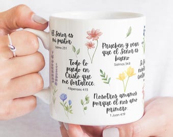 Taza de café cristiana con diseño floral y versículos bíblicos en español