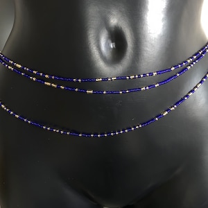 Può includere: Una catena da vita a tre fili realizzata con perline blu e dorate. La catena è realizzata con perline piccole e rotonde ed è progettata per essere indossata in vita.
