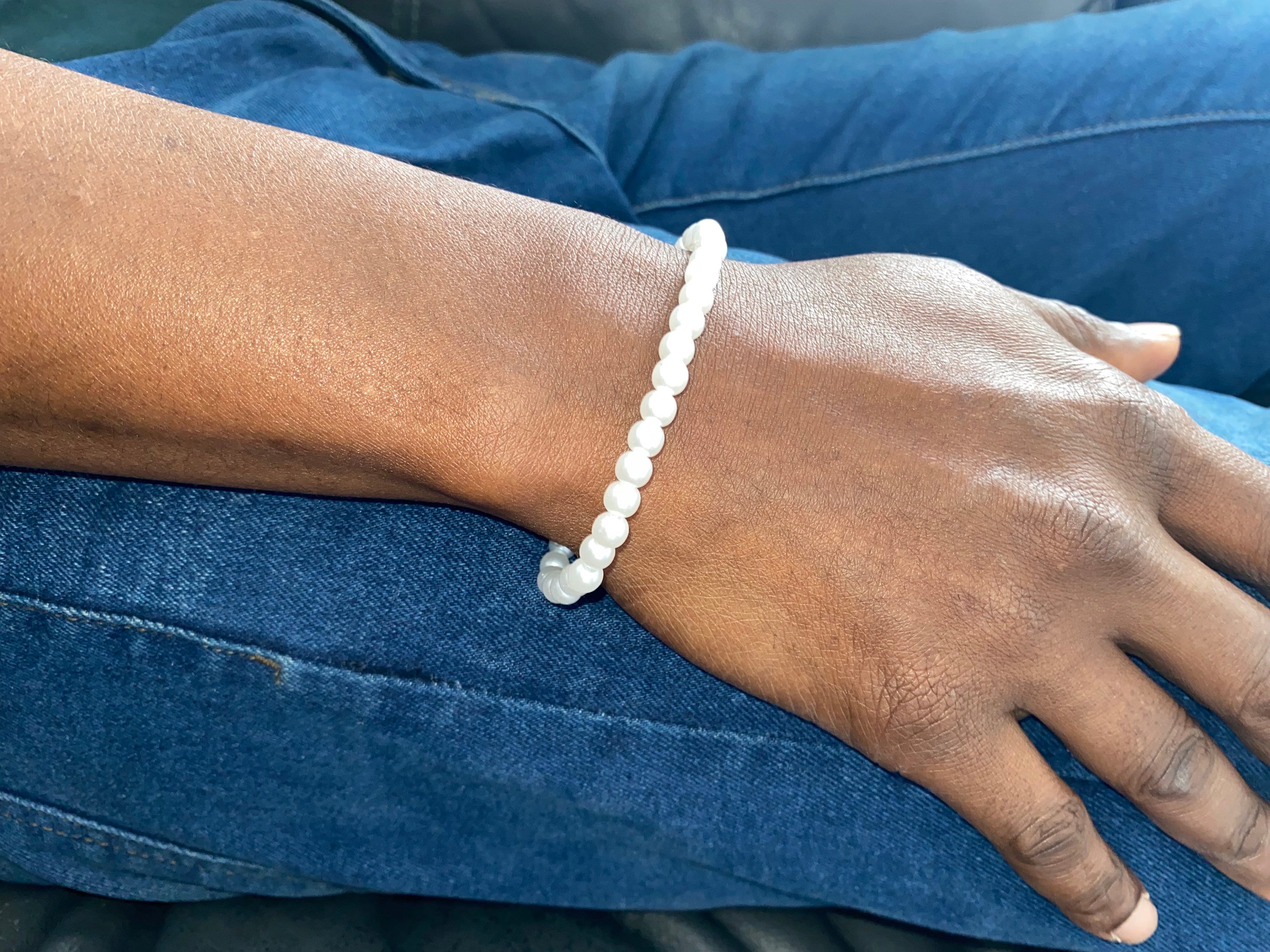 Bracelet Léger Perles De Verre Blanc Nacré Sur élastique - Modèle 5165, Occasion En état Impeccable, Style Fantaisie Pour Femme
