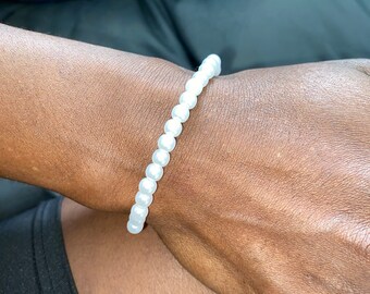 Bracelet Perles De Verre Blanc Nacré Sur élastique - Occasion En état Impeccable, Bijou Fantaisie Léger Et Féminin