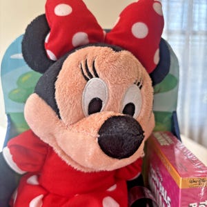 Set de peluches y accesorios de Minnie Mouse de Disney Toon Pals, NUEVO en caja. imagen 2