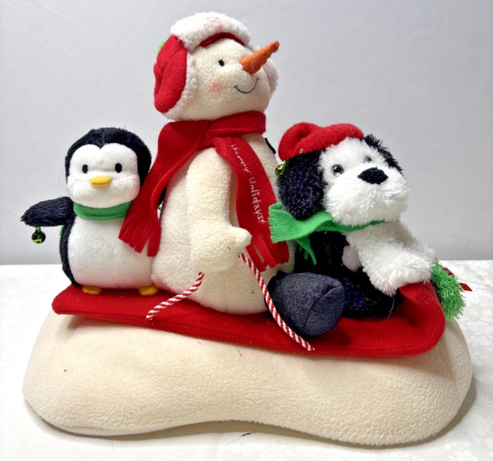 コールポート スノーマン man 限定2000個 置物 Snowman, Penguin & Dog Plush Decoration on Sled (animated Display