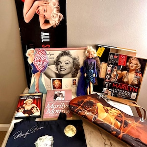 Marilyn Monroe Sammlerstücke Lot Geldbörsen Bücher Puppe Magazin. Kalender usw