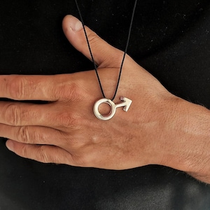 Collar con símbolo masculino de Marte en plata de ley • Colgante con símbolo masculino • Joyería minimalista hecha a mano imagen 1