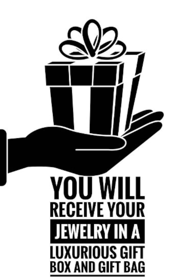 Puede incluir: Una ilustraci&oacute;n en blanco y negro de una mano sosteniendo una caja de regalo con un lazo en la parte superior. El texto debajo dice "Recibir&aacute;s tus joyas en una caja de regalo de lujo y una bolsa de regalo."