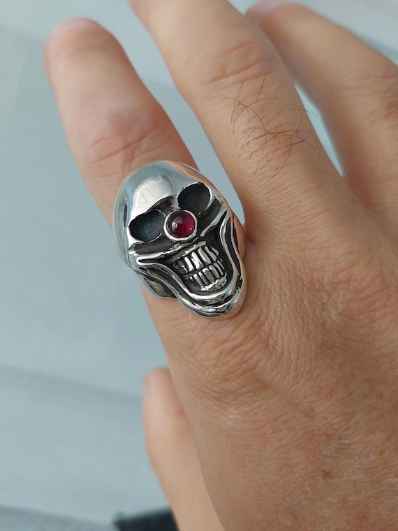 Anello gotico stile punk biker con scheletro - SHEIN ALIA Anello gotico stile punk biker con scheletro - SHEIN ALIA