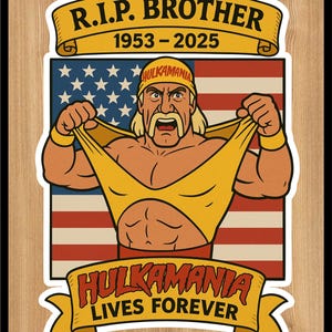 Puede incluir: Gráfico enmarcado con una caricatura de un luchador rasgando su camisa. La imagen incluye el texto "R.I.P. BROTHER 1953-2025" y "HULKAMANIA LIVES FOREVER" con un fondo de bandera estadounidense.