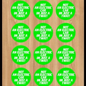 Puede incluir: Una hoja de pegatinas redondas verdes con texto blanco que dice "NOT AN ELECTRIC CAR IM JUST A TWAT!". Las pegatinas están dispuestas en un patrón de cuadrícula sobre un fondo de vetas de madera.
