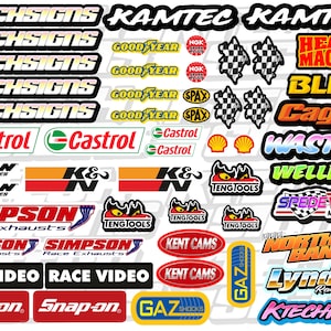 Puede incluir: Una colección de calcomanías y pegatinas de carreras coloridas con marcas como K&N, Castrol, Good Year y Simpson Race Exhausts. Las calcomanías son perfectas para personalizar coches de carreras, motocicletas u otros vehículos.