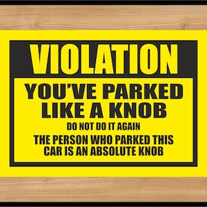 Può includere: Un cartello giallo con testo nero che dice "VIOLATION YOU'VE PARKED LIKE A KNOB DO NOT DO IT AGAIN THE PERSON WHO PARKED THIS CAR IS AN ABSOLUTE KNOB".