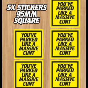 Puede incluir: Conjunto de cinco pegatinas cuadradas de 95 mm, cada una con fondo amarillo y borde negro. El texto "YOU'VE PARKED LIKE A MASSIVE CUNT" está impreso en negro. Presentadas sobre una superficie de madera.