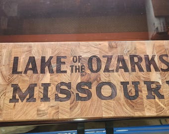 Tabla de charcutería grande grabada con el Lago de los Ozarks