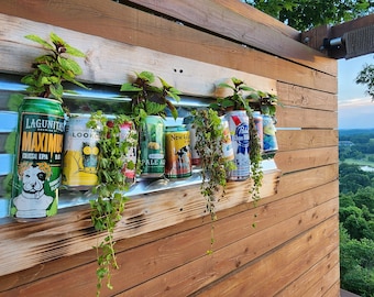 Jardinera colgante de latas de cerveza