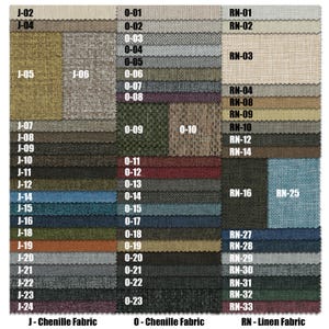 Peut inclure: Un nuancier de tissus avec 3 colonnes d'&eacute;chantillons de tissus. La premi&egrave;re colonne est intitul&eacute;e "J - Tissu Chenille" et comporte 24 &eacute;chantillons. La deuxi&egrave;me colonne est intitul&eacute;e "0 - Tissu Chenille" et comporte 24 &eacute;chantillons. La troisi&egrave;me colonne est intitul&eacute;e "RN - Tissu Lin" et comporte 13 &eacute;chantillons.