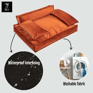 Peut inclure: Un grand lit pour chien en velours orange avec un coussin amovible. Le lit est dot&eacute; d'une doublure imperm&eacute;able et est lavable en machine.