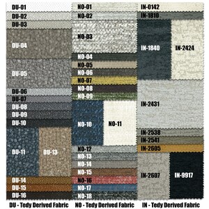 Peut inclure: Un ensemble d'&eacute;chantillons de tissus de diff&eacute;rentes couleurs et textures, &eacute;tiquet&eacute;s avec des codes tels que DU-01, NO-01 et IN-0142. Les &eacute;chantillons comprennent des nuances de gris, beige, bleu et vert, avec un m&eacute;lange de surfaces lisses et textur&eacute;es. Le texte en bas indique "DU-Tedy Derived Fabric", "NO-Tedy Derived Fabric" et "IN-Tedy Derived Fabric".