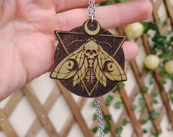 Collier de papillon magique avec crâne, symbole ésotérique plein de magie, de sorcellerie et d'art à porter