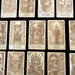 Houten gegraveerde tarotkaarten met schedelthema, waarzegkaarten.