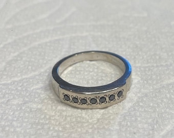 Anel de ouro branco com diamante negro