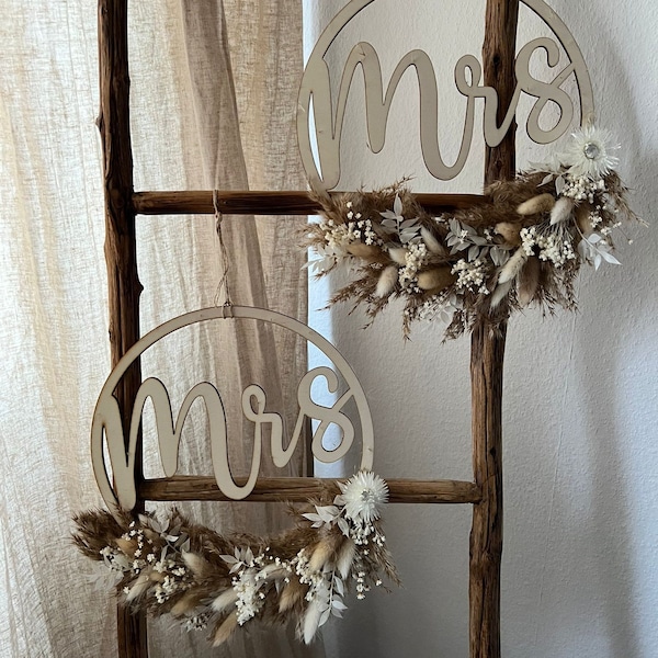 Mr & Mrs Holzring Stuhlschild Hochzeit Trockenblumen Kranz