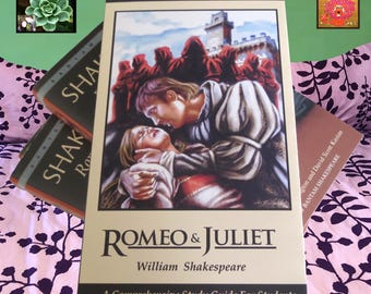 Puede incluir: Libros con la obra "Romeo y Julieta" de William Shakespeare. La portada muestra una escena romántica, con el título en una fuente grande y elegante. Los libros forman parte de la serie Literature Classics.