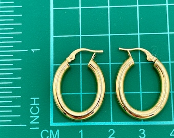 Pendientes de aro de oro de 18 quilates / Diseño clásico con cierre de pestillo, 23 mm de altura.