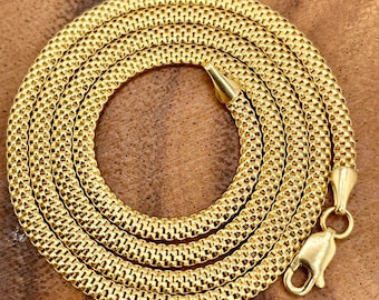 Può includere: Una collana a catena d'oro con un design a catena a scatola. La catena è avvolta su una superficie di legno.