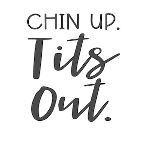 Op de afbeelding: Zwart-wit typografiegrafiek met de tekst "Chin Up. Tits Out."