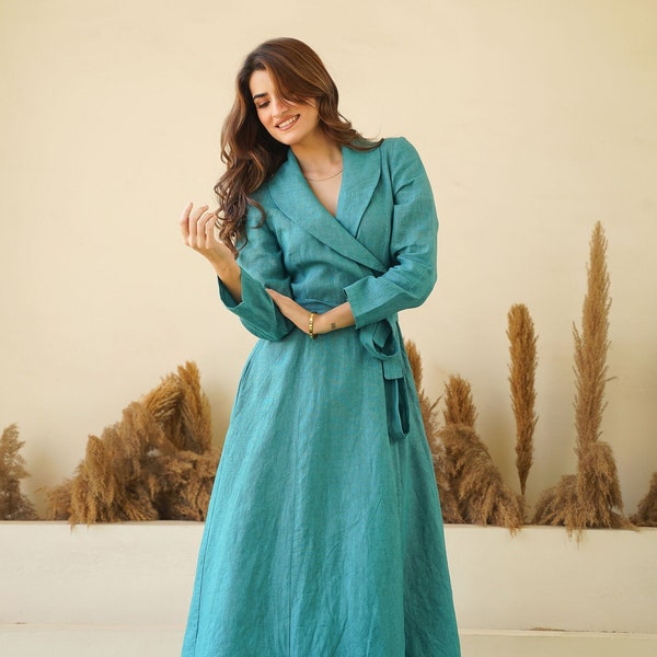 Élégance bleu sarcelle : robe portefeuille en lin avec col châle, manches évasées et lien à la taille | Robe longue chic en lin