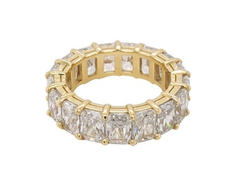 Anillo de eternidad completo de diamantes cultivados en laboratorio de corte radiante en oro de 14 quilates