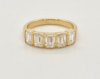 Anillo de media eternidad de oro de 18 quilates con diamantes cultivados en laboratorio y corte esmeralda