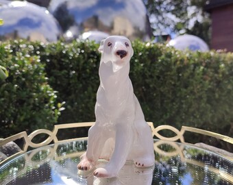 Sculpture d'ours se reposant dans une pose amusante caractéristique de l'auteur ukrainien. Moderne.