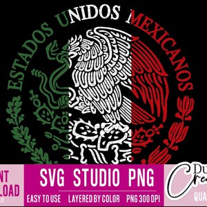 Może przedstawiać: Czarny grafika przedstawiająca meksykański herb z napisem "ESTADOS UNIDOS MEXICANOS". Projekt zawiera kolory meksykańskiej flagi: zielony, biały i czerwony. Obraz zawiera również tekst "SVG STUDIO PNG" i "INSTANT DOWNLOAD."