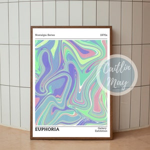 Pode incluir: Uma impress&atilde;o de arte digital com um padr&atilde;o abstrato em espiral em tons de verde, azul e rosa. A impress&atilde;o &eacute; intitulada "EUPHORIA" e faz parte da "Nostalgia Series" da "Galway Exhibition".