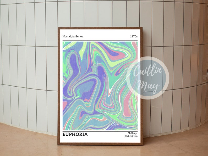 Pode incluir: Uma impress&atilde;o de arte digital com um padr&atilde;o abstrato em espiral em tons de verde, azul e rosa. A impress&atilde;o &eacute; intitulada "EUPHORIA" e faz parte da "Nostalgia Series" da "Galway Exhibition".