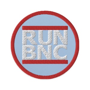 Puede incluir: Un parche bordado rojo y blanco con el texto "RUN BNC" sobre un fondo azul claro.