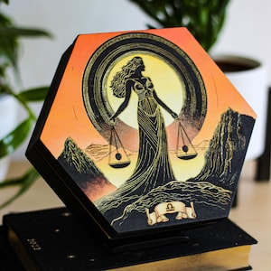 Boîte du zodiaque Balance - Gravure sur bois et peinture à la main d'une femme tenant une balance, inspirée de la déesse grecque Themis, art astrologique sur une boîte souvenir