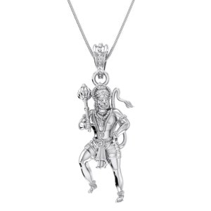 Op de afbeelding: Zilveren ketting met hanger met een gedetailleerde afbeelding van de hindoe-god Hanuman. De hanger toont Hanuman staand met zijn knots en staart, en is bevestigd aan een zilveren ketting.