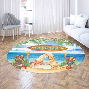 Może przedstawiać: Okrągły, kolorowy dywan z plażową sceną. Dywan przedstawia deskę surfingową z napisem "ALOHA", palmy, muszle i maski tiki.