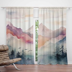 Könnte beinhalten: Ein Paar Vorhänge mit Aquarell-Bergmotiv auf hellbeigefarbenem Hintergrund. Die Vorhänge zeigen eine Aquarellmalerei von Bergen, Bäumen und Vögeln in Rosa-, Lila-, Blau- und Grüntönen.