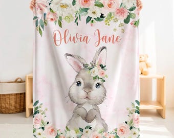 Manta personalizada de conejito floral de minky para bebé, regalo de conejito rosa con nombre personalizado para la habitación del bebé.