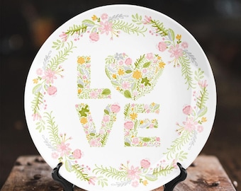 Plato de cerámica con diseño floral, estilo cottagecore para la decoración del hogar.