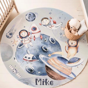 Weltraum Kinderzimmer Teppich Astronaut Planeten Teppich Benutzerdefinierte Name Kinderzimmer Matte Baby Jungen Zimmer Dekor Kinder Spielzimmer Matte Zurück in der Schule Geschenk