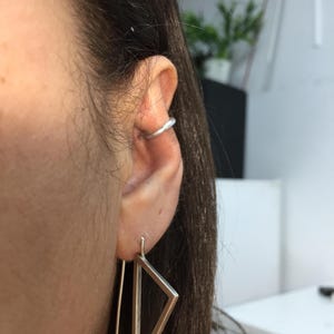 Piercing para mejorar la apariencia de orejas grandes