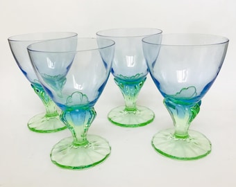 Könnte beinhalten: Set aus vier Vintage-Gläsern aus blauem und grünem Glas mit einem einzigartigen Wirbeldesign am Stiel.