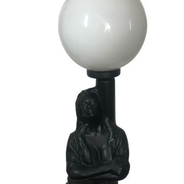 Lampe de table des années 1980 - céramique noire - pose de dame - style art déco - hollywood regency - boule de verre - lampadaire - années 80 - post moderne - vintage