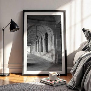 Fotografía de arcos, impresión de arte arquitectónico en blanco y negro, póster de arquitectura europea, impresión de edificio de piedra, arquitectura imprimible